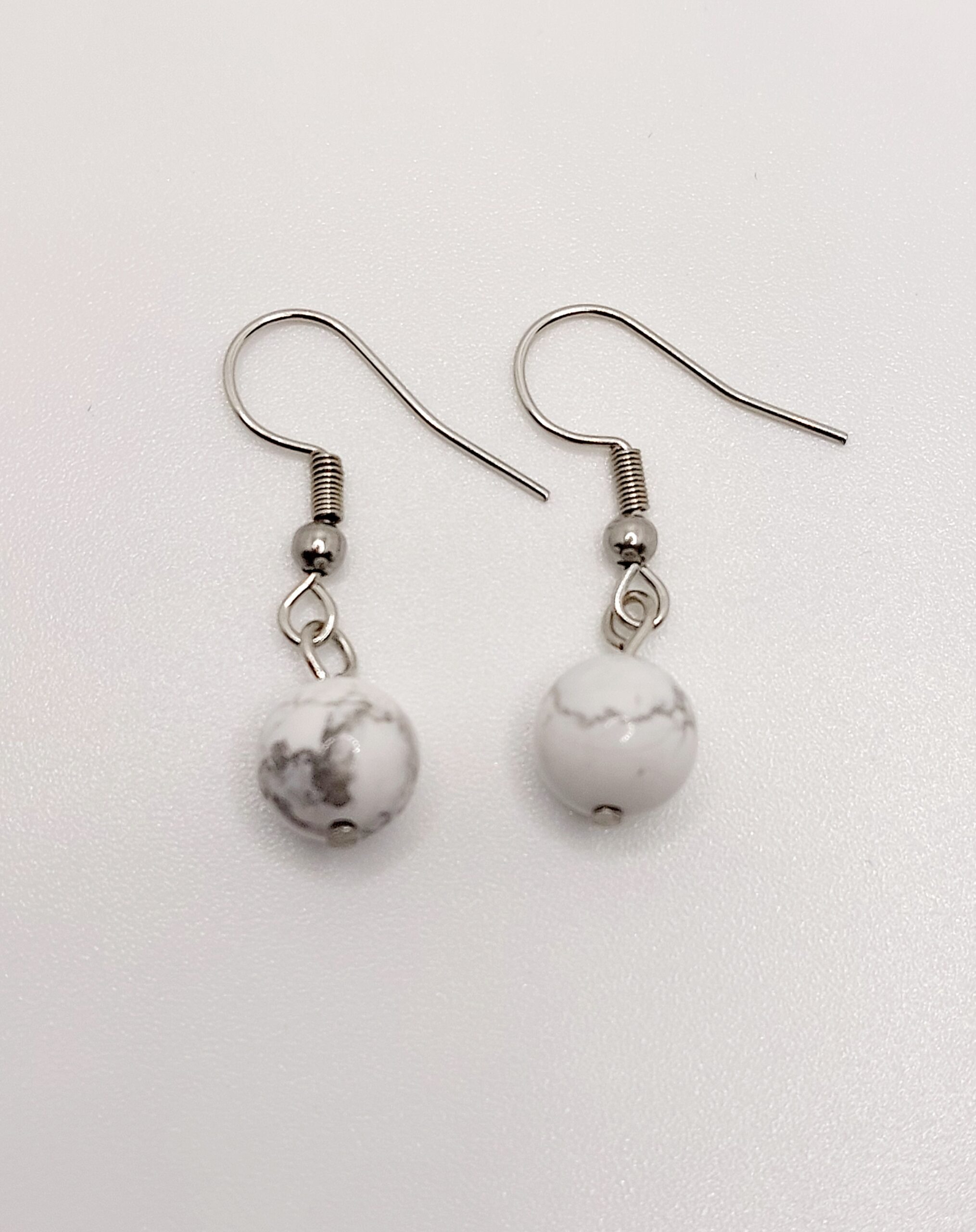 Pendientes de bola de Howlita