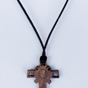 Colgante ajustable de cruz de madera calada