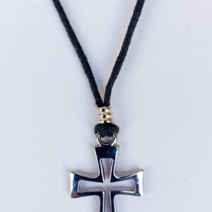 Colgante ajustable de cruz calada en zamak