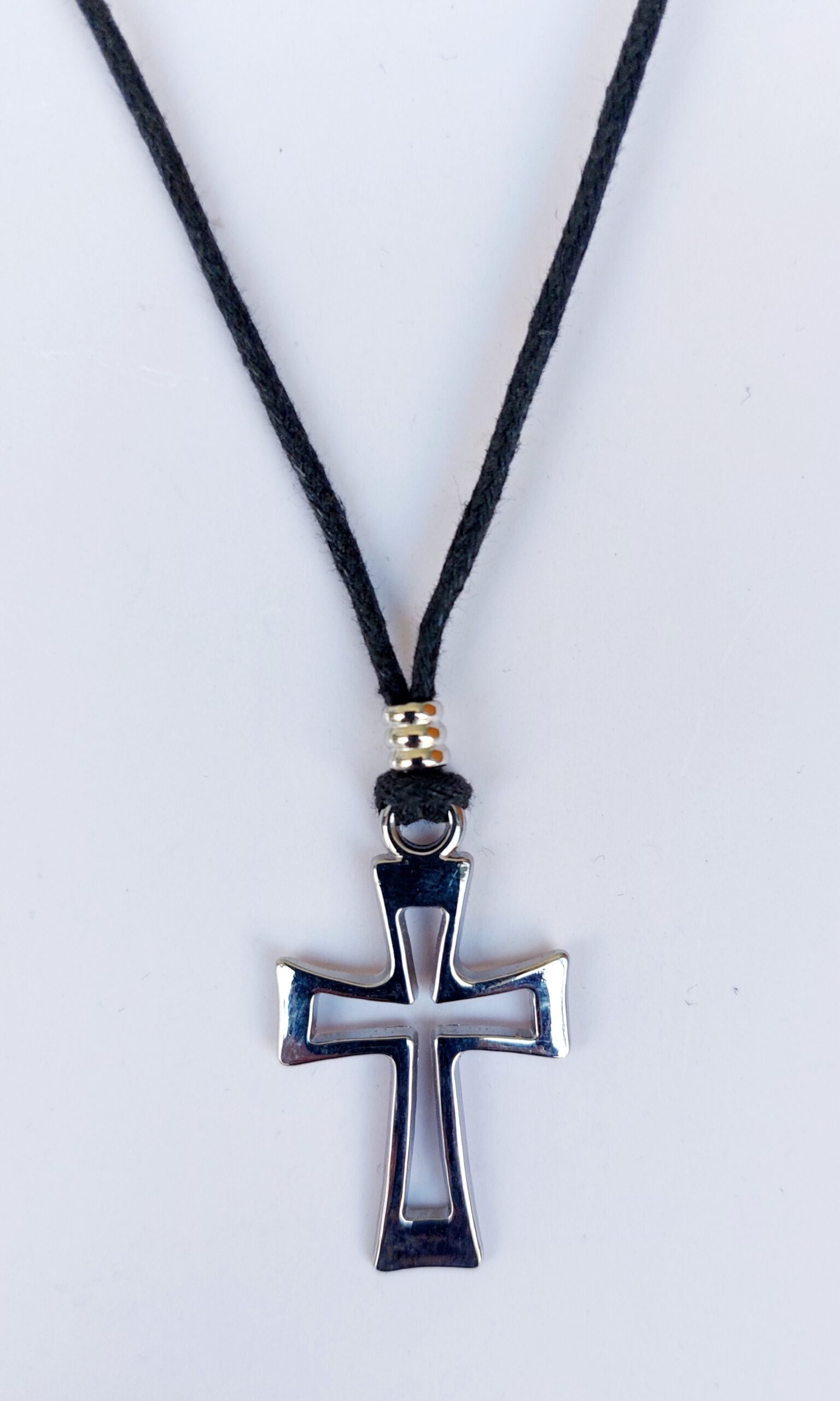 Colgante ajustable de cruz calada en zamak