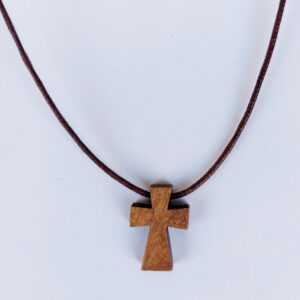 Colgante ajustable de cruz de color nogal