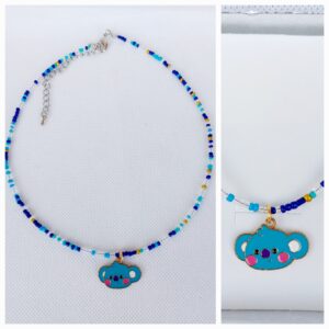 Collar de bolitas en tonos azules y koala lo