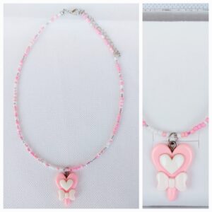 Collar de bolitas en tonos rosas con dije de corazón en resina