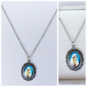 Colgante de Virgen con pañuelo blanco