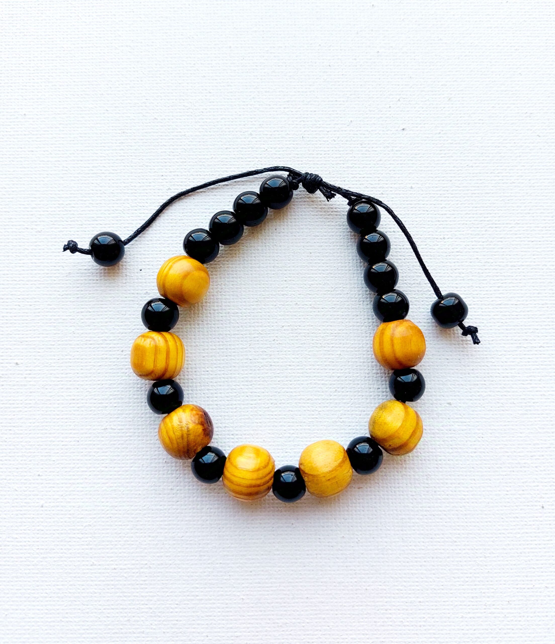 Pulsera de madera de Sándalo y piedras negras