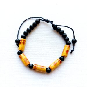 Pulsera de madera con dibujos geométricos y piedras negras