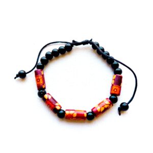 Pulsera de madera con flores y piedras negras