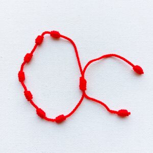 Pulsera hilo rojo y 7 nudos