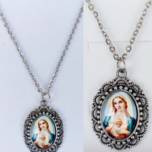 Colgante de Virgen con chal azul
