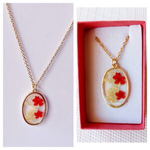 Colgante de resina con flores naturales en rojo