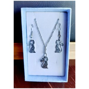 Conjunto de colgante y pendientes de gato