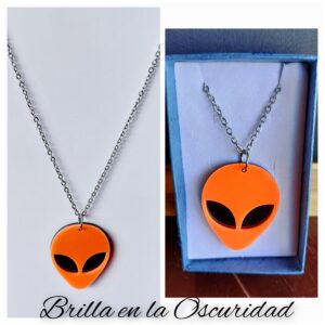 Colgante Alien Naranja que brilla en la Oscuridad